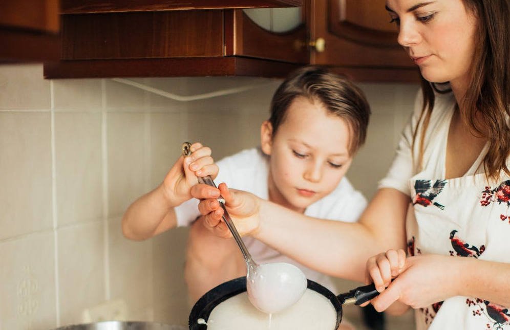 Mão e filho cozinhando em casa