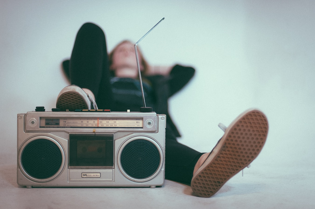 Mulher deitada com um rádio ao lado