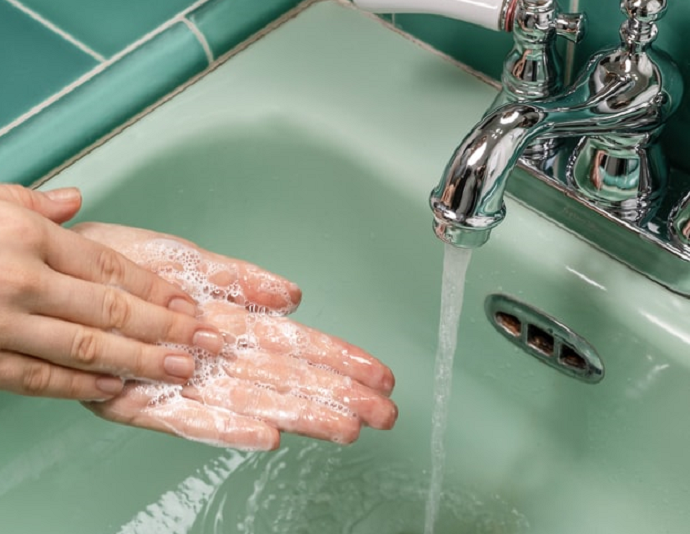 Uma pessoa lavando a mão