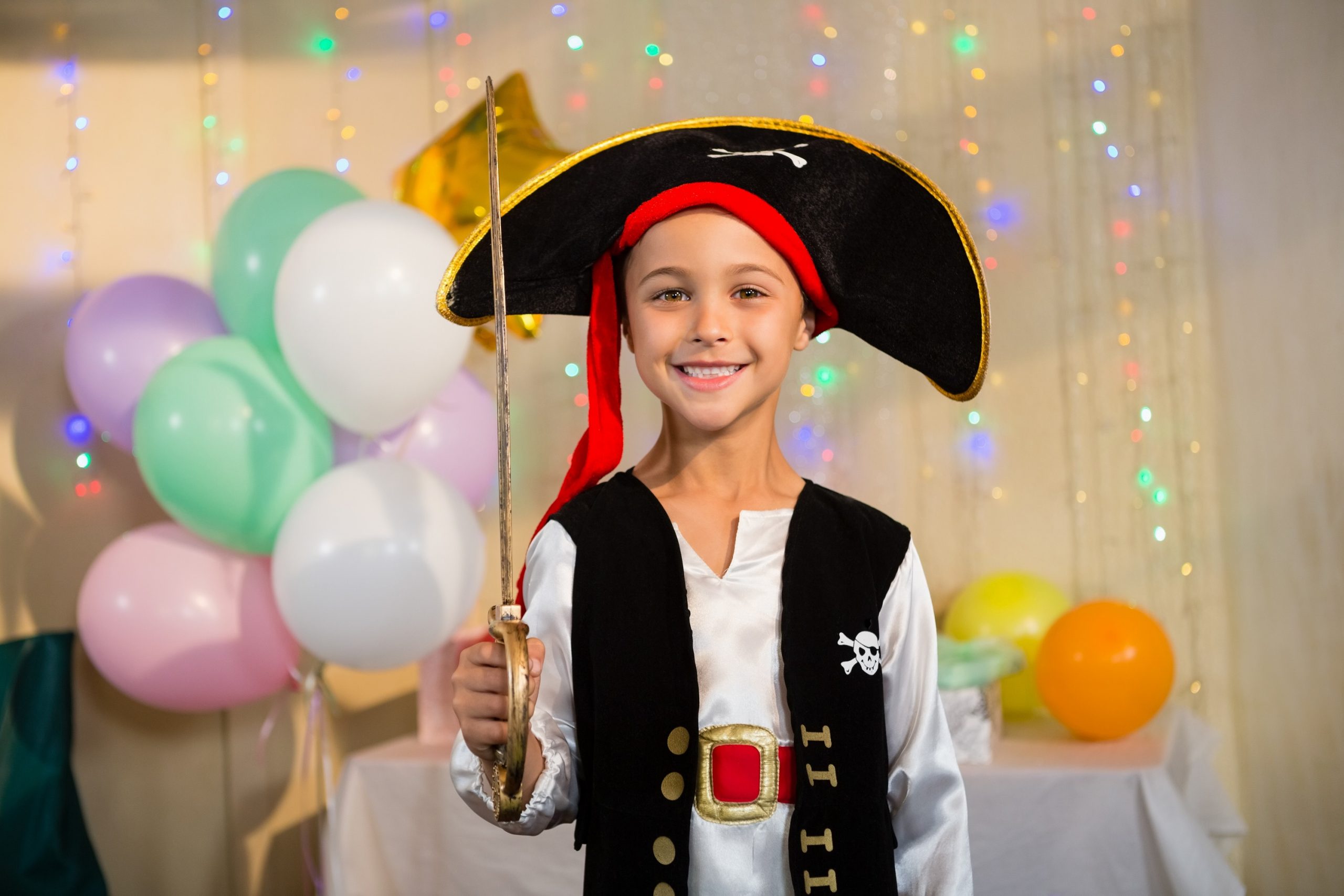Garoto fantasiado de pirata, um dos melhores temas para festa infantil.