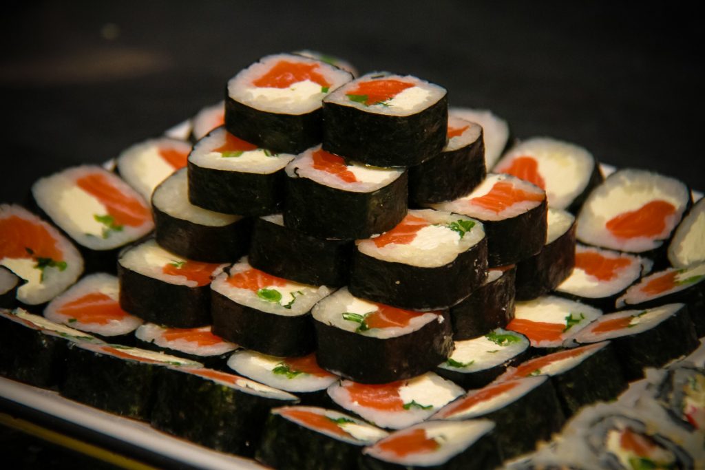 Na imagem há um prato contendo uma pirâmide de sushi.